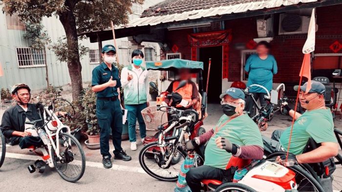 愛無礙協會環島送愛心 崙背警共同關懷弱勢