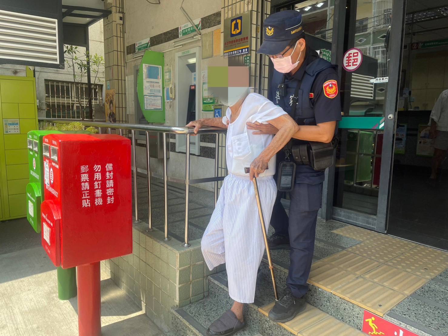 百歲人瑞郵局提款「腳麻呿」 岡山警貼心護送返家
