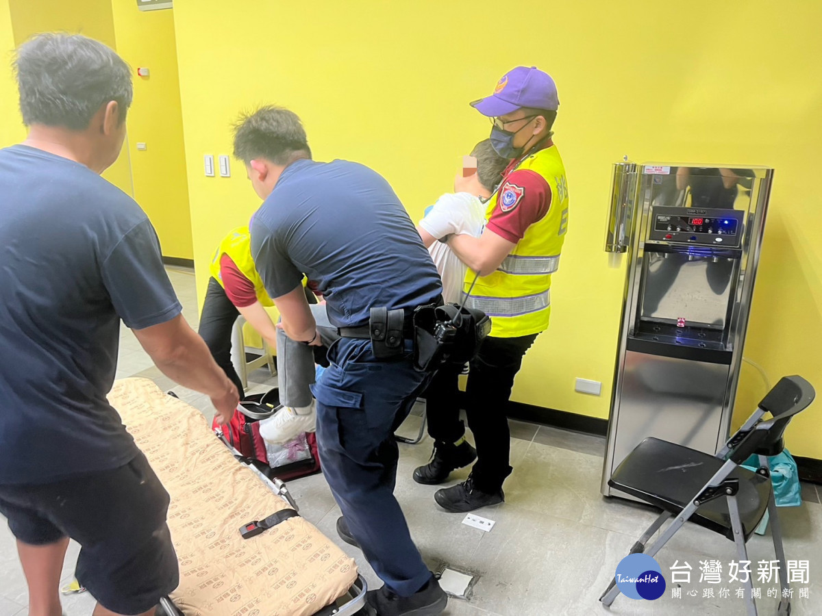 男子四肢癱軟至所求助，楊梅警速通報協助就醫。