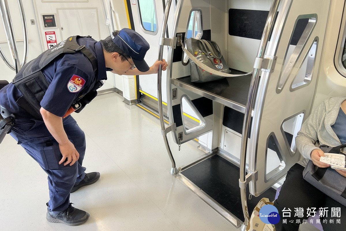 機場捷運接獲「隨機殺人」恐嚇信件 ,桃園警方於全線車站及列車上強力巡邏嚴陣防範。