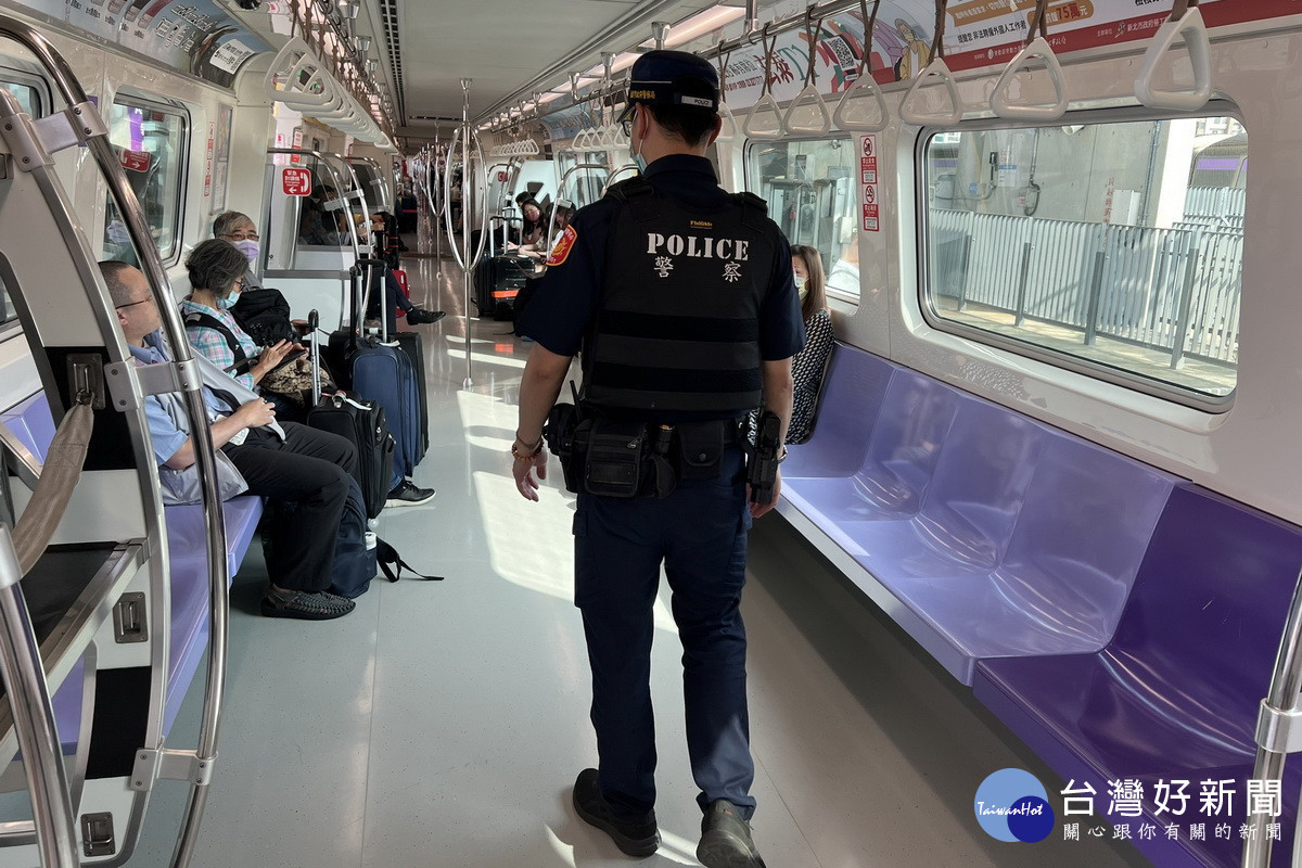 機場捷運接獲「隨機殺人」恐嚇信件 ,桃園警方於全線車站及列車上強力巡邏嚴陣防範。