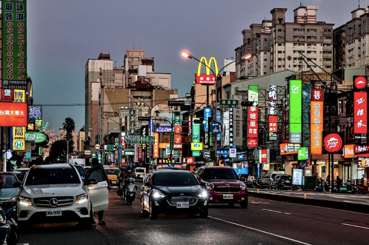 南區復興路商圈商店林立,足以滿足在地居民生活所需。