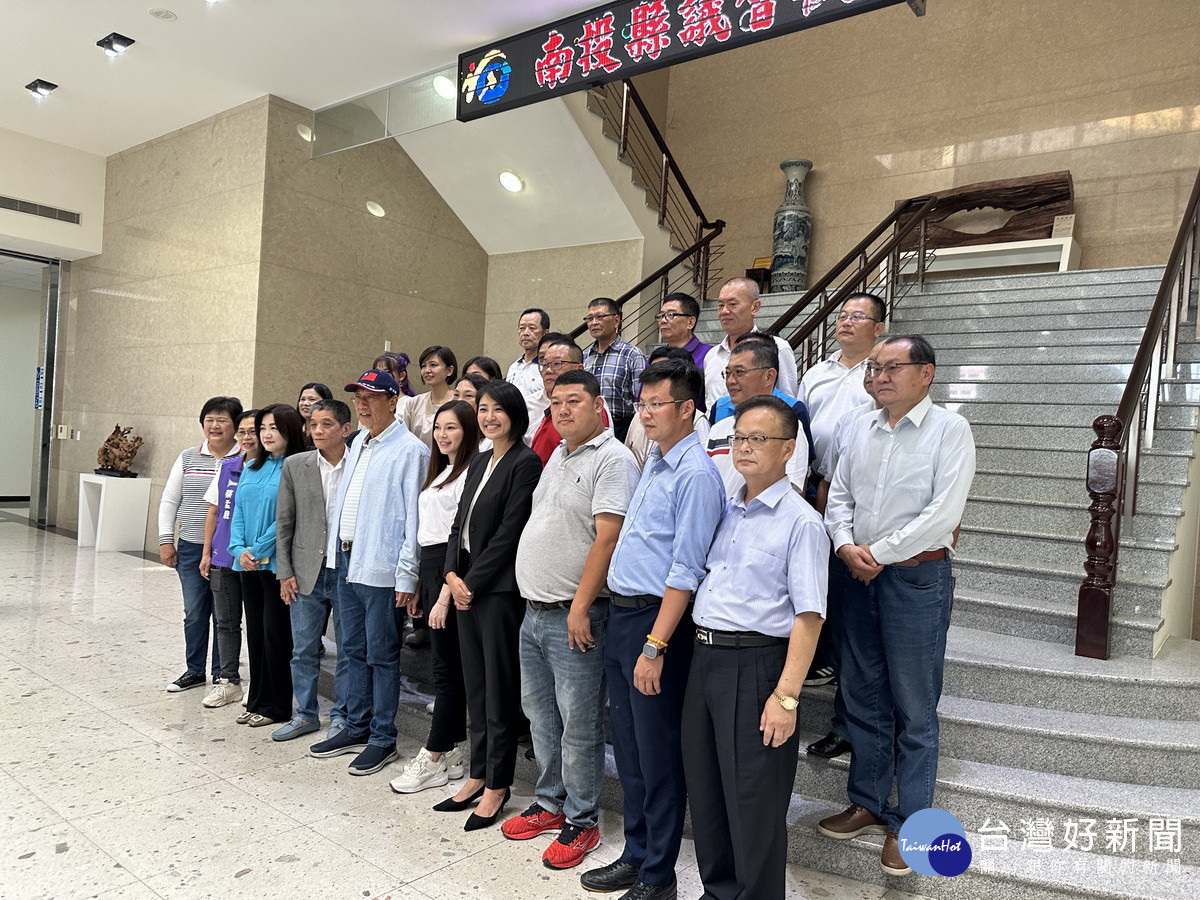 郭台銘南投行受到何議長許縣長馬立委與黨籍議員的歡迎。（記者扶小萍攝）