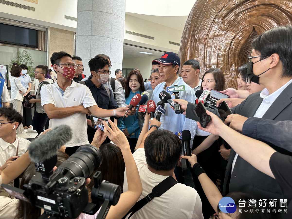 郭董事長說發展經濟是大家共同的心聲。( 記者扶小萍攝)