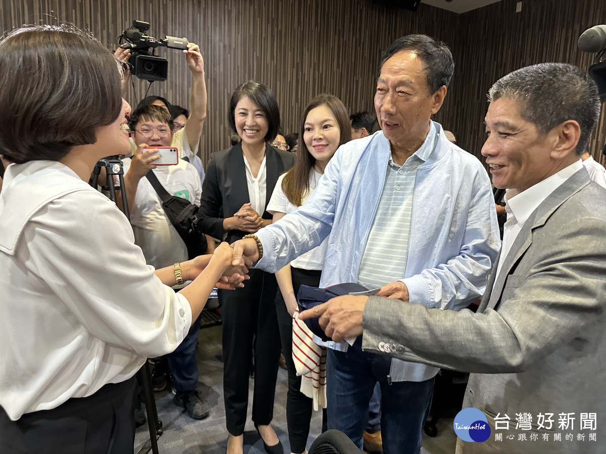 何議長介紹各位黨籍議員。(記者扶小萍攝)