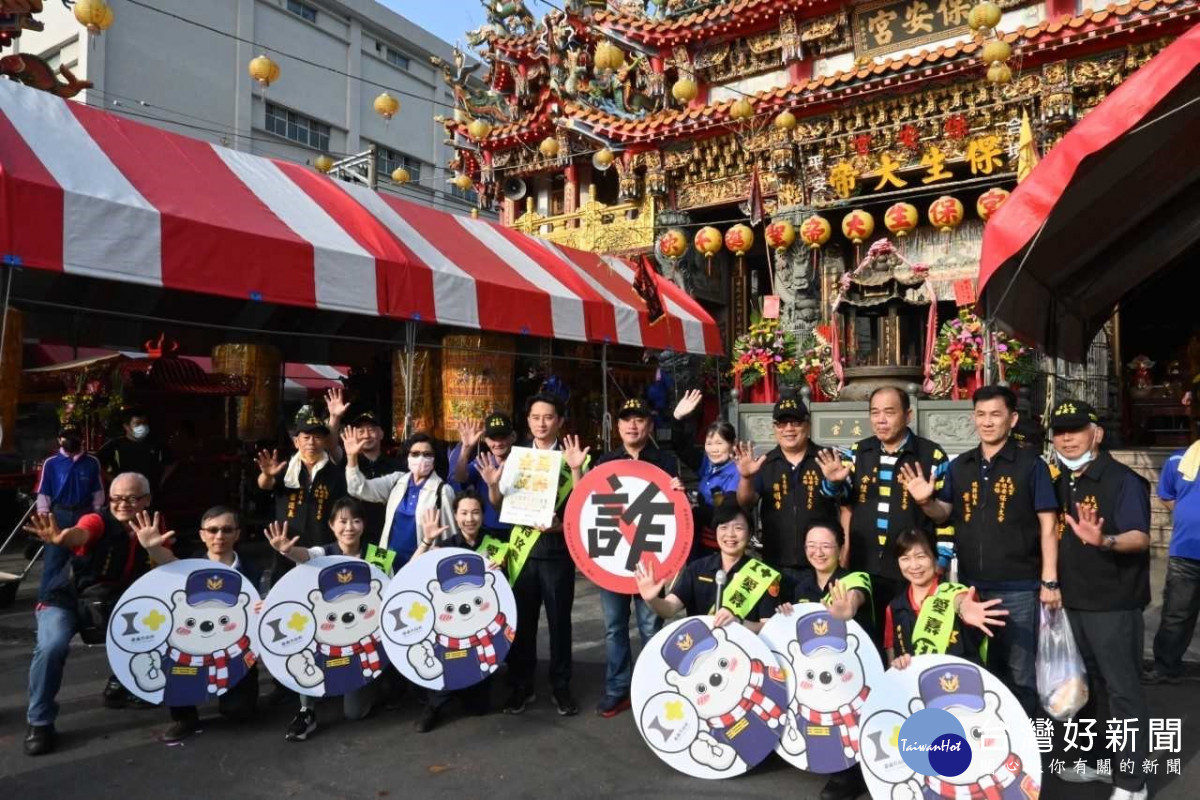 嘉義市警局結合北社尾保安宮廟宇遶境活動,宣導「反詐反幫派」、「反詐反毒品」、「反詐反霸凌」、「反詐反家暴」及「反詐反酒駕」/翻攝照片