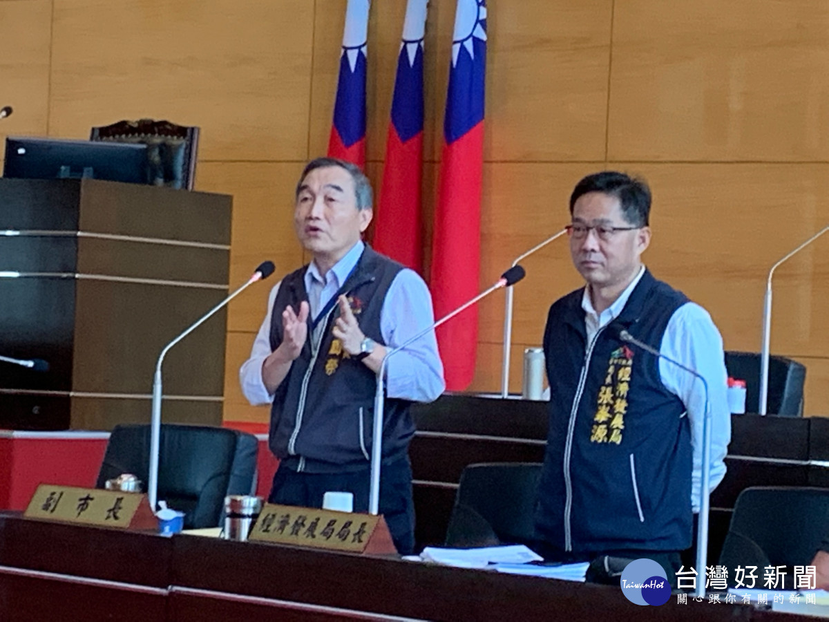 台中市副市長黃國榮(左)解釋「地標的意義不在高」;經發局長張峯源(右)則說明台灣智慧中心的興建進度。曾雪蒨攝