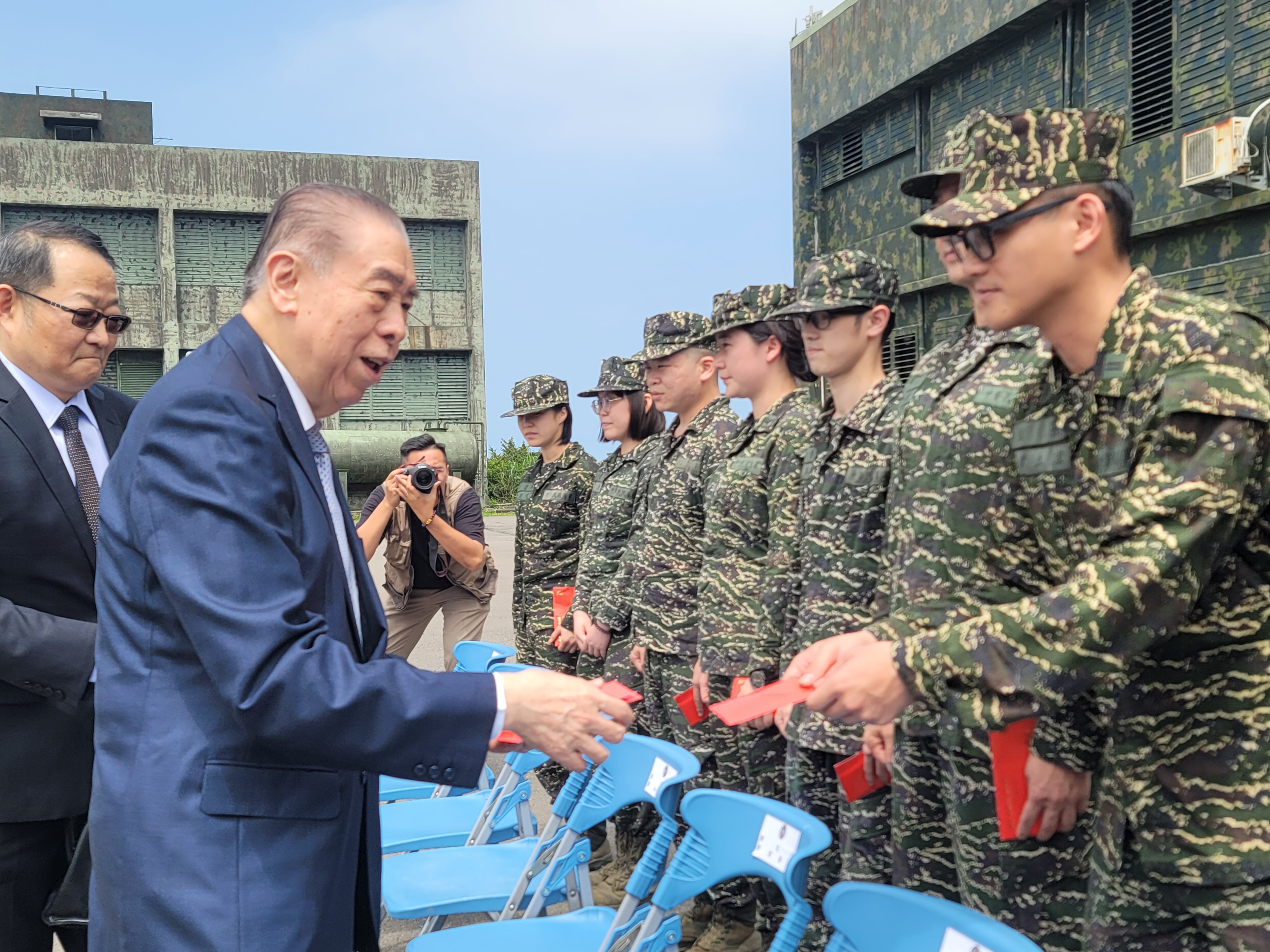 軍友社榮譽理事長李棟樑(左2)慰勉三芝雷達站官兵辛勞。王烱華攝