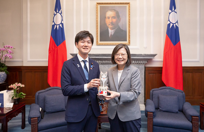 總統蔡英文(右)接見日本自民黨青年局長鈴木憲和(左)眾議員訪團。總統府提供