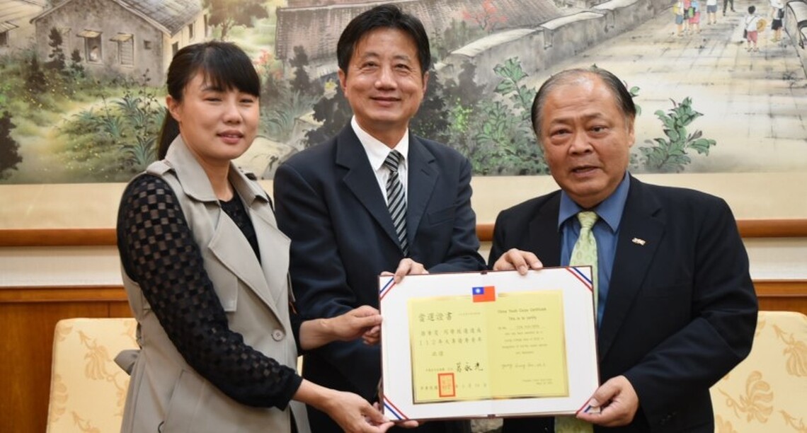 空大顏華雯獲澎湖首位全國大專優秀青年  陳光復肯定熱心奉獻鄉里