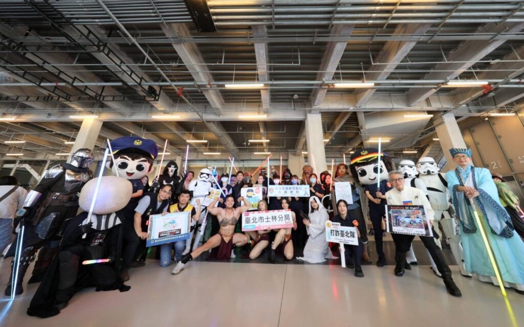 警方派出最萌大頭娃娃與現場星戰迷們互動,實施反詐騙及交通安全宣導
