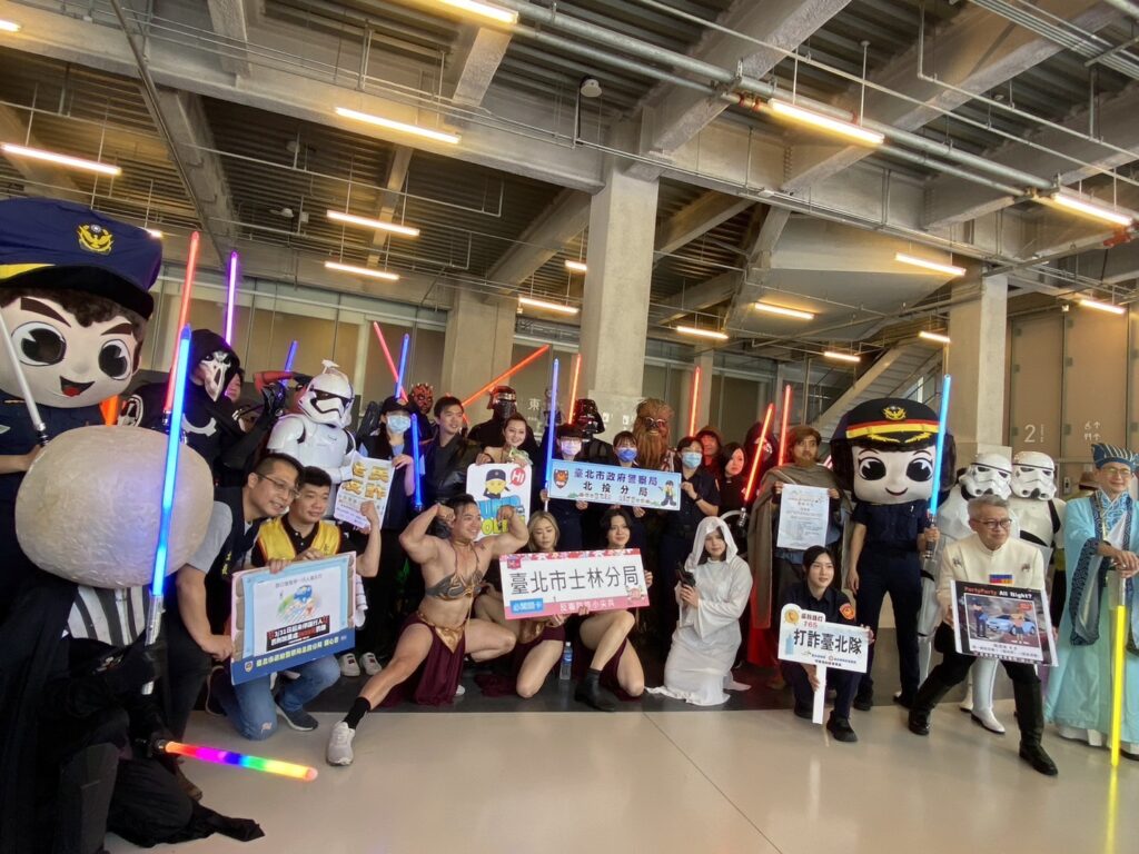 警方派出最萌大頭娃娃與現場星戰迷們互動,實施反詐騙及交通安全宣導