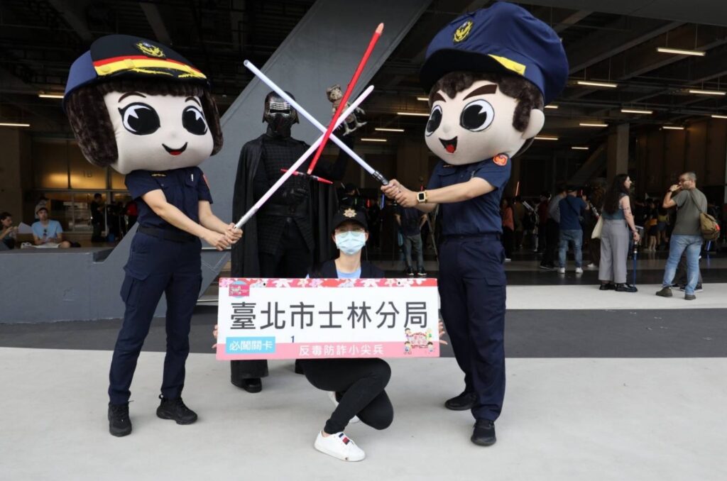 警方派出最萌大頭娃娃與現場星戰迷們互動,實施反詐騙及交通安全宣導