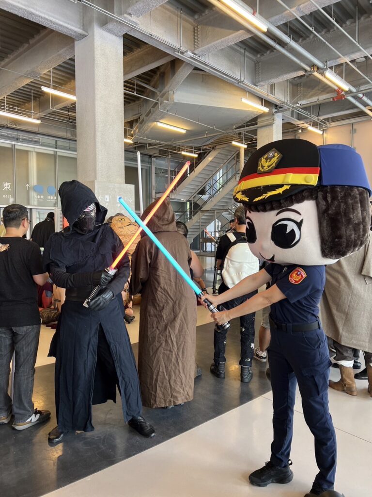 警方派出最萌大頭娃娃與現場星戰迷們互動,實施反詐騙及交通安全宣導