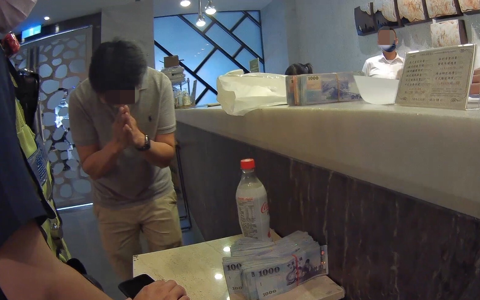 ▲ 陳男尋回遺失貨款50萬,雙手合十向旅館人員及員警表達感謝 (圖/台中市警察局 提供)