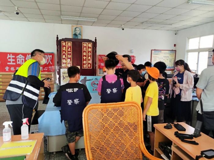 國小師生參訪派出所 所長幫學童戴防彈頭盔享受新體驗