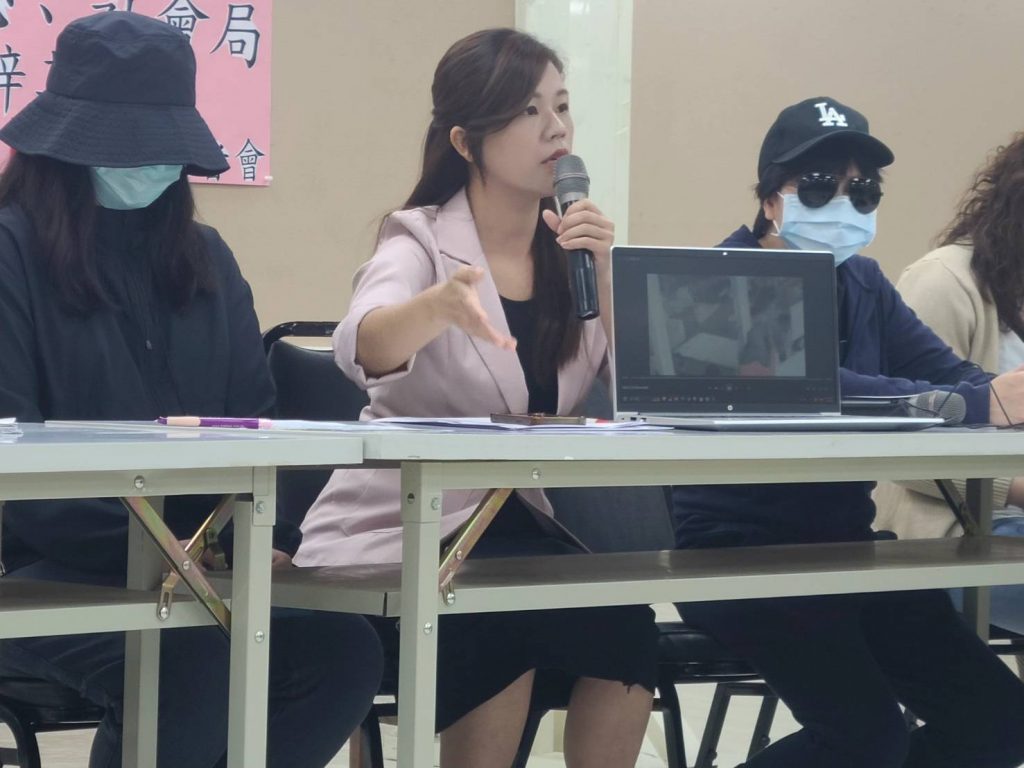 洪婉臻拿出托育中心老師對受托幼兒施暴影像。（記者林金聖攝）