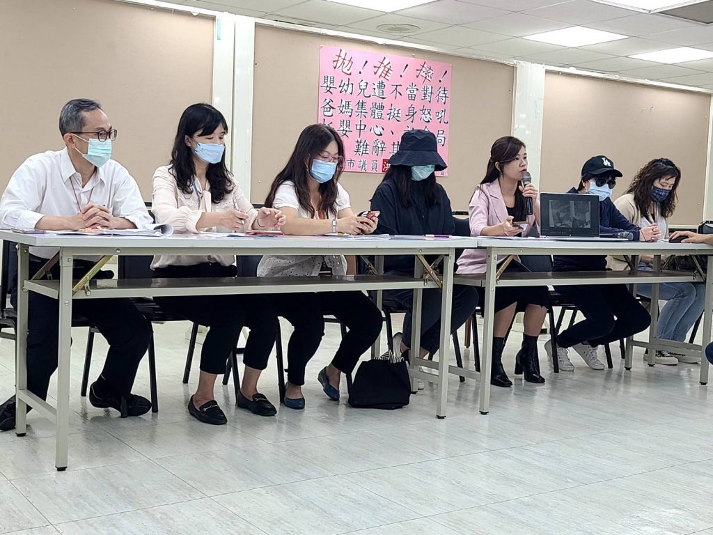 社會局、教育局及受虐兒家長共同出席記者會。（記者林金聖攝）
