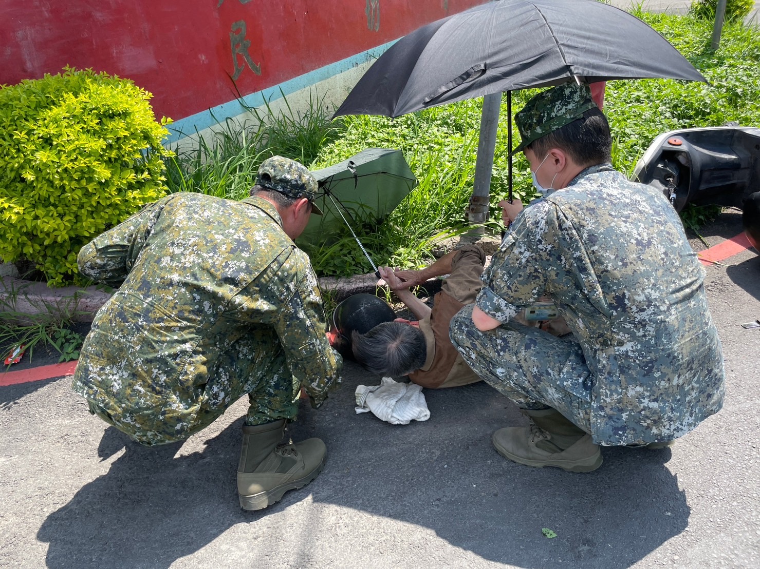 後備指揮部官兵前往查看車禍騎士傷勢及協助安全維護工作。（記者張欽翻攝）