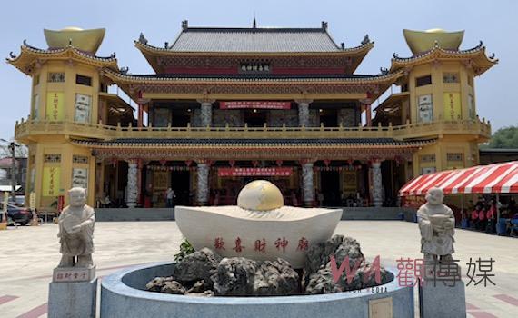 傳統杯筊神器更神氣 歡喜財神文創台灣杯邀翁章梁歡喜開杯