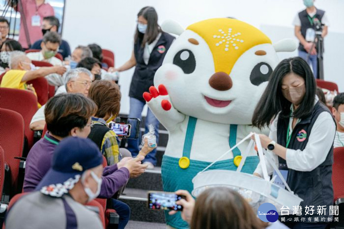 「捷寶」發送紀念毛巾,與現場民眾互動。