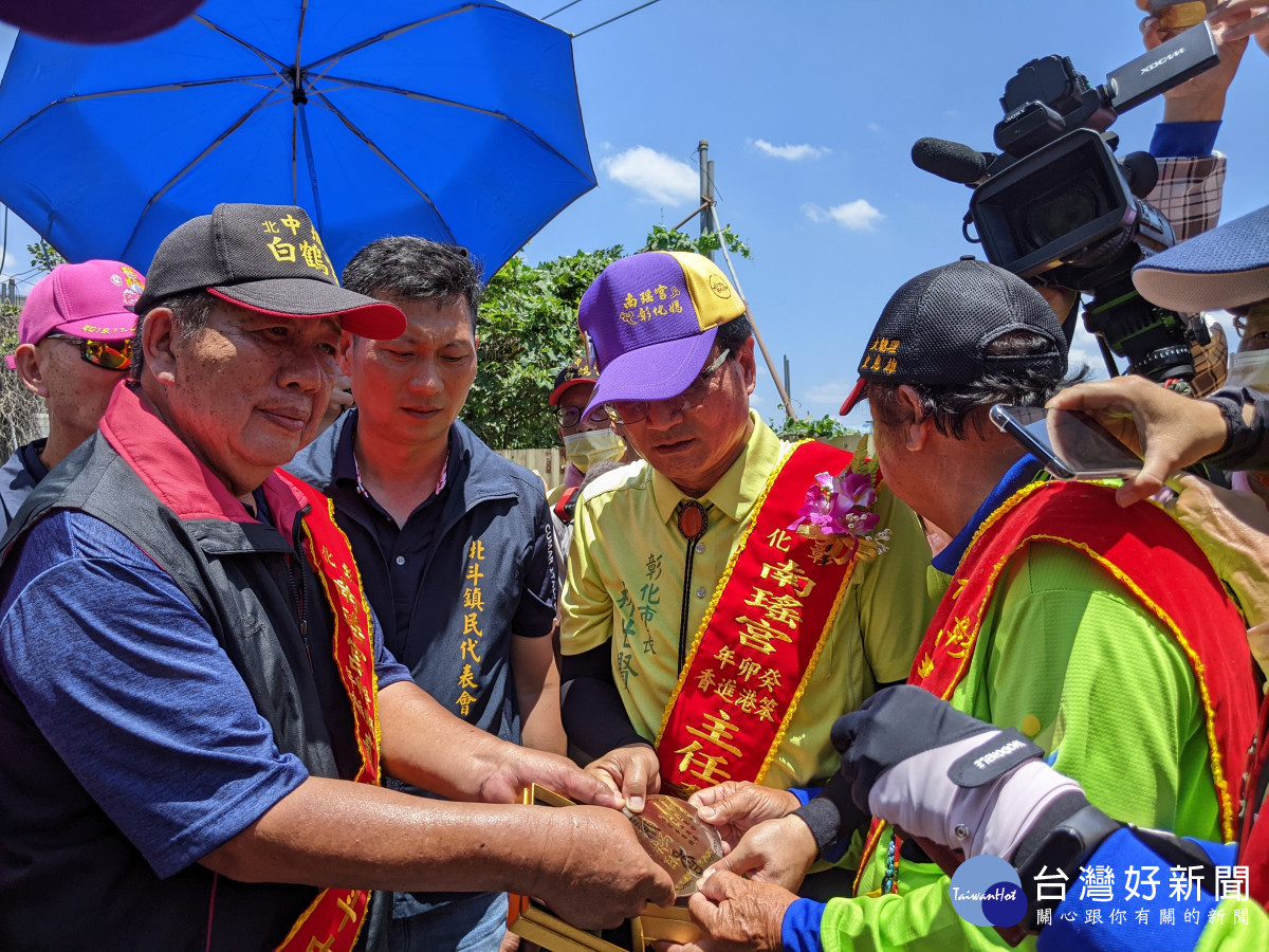 南瑤宮笨港進香主委林世賢（中）和負責接貳香的北斗中圳白鶴宮完成對龍銀（仿古銀牌）的宗教儀式。圖／彰化市公所提供