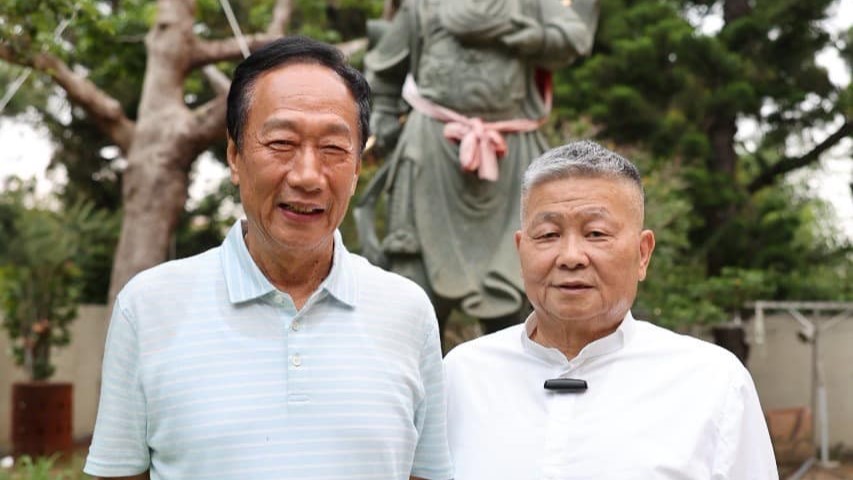 鴻海創辦人郭台銘(左)在臉書貼出和大甲鎮瀾宮董事長顏清標(右)合照,表示他會成為最強。翻攝郭台銘臉書