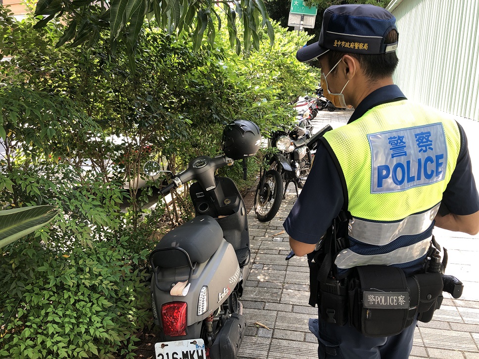 ▲ 中市警局加強取締人行道違停 (圖/台中市警察局 提供)