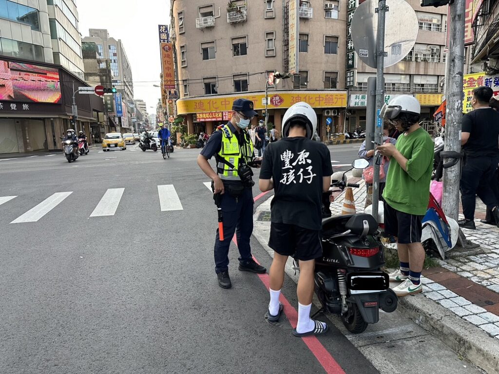 ▲ 中市警局執行「全國同步擴大取締路口不停讓行人專案勤務」 (圖/台中市警察局 提供)