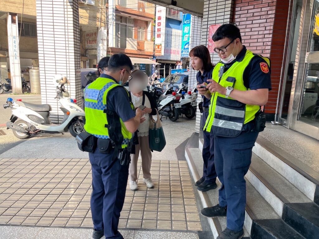 基隆市警察局第二分局警員林裕祥、陳俋郡、陳作融使用語言翻譯App與其溝通後,指引遊客正確方向