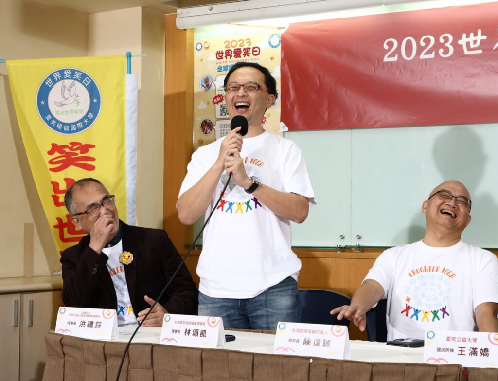  台灣瑜伽協會理事長林頌凱本身也是名醫，他表示愛笑瑜伽的確能幫助對抗失智、延緩老化。(提供 2023世界愛笑日大會)