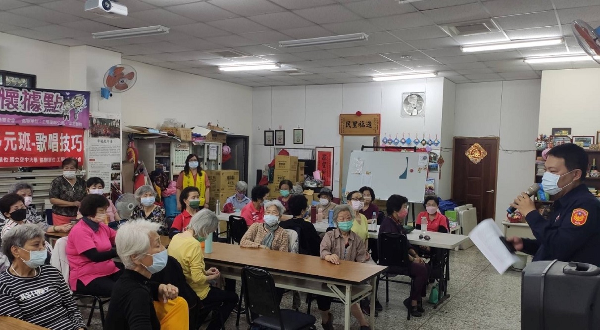 ▲ 中警三分局勤工所員警及志工,深入社區對長者進行反詐騙及交通安全宣導 (圖/台中市警察局 提供)