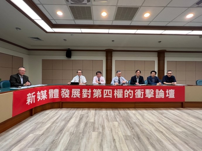 台中媒體人及學術界教授博士針對時事議題進行學者論壇交流。(記者楊國域翻攝)