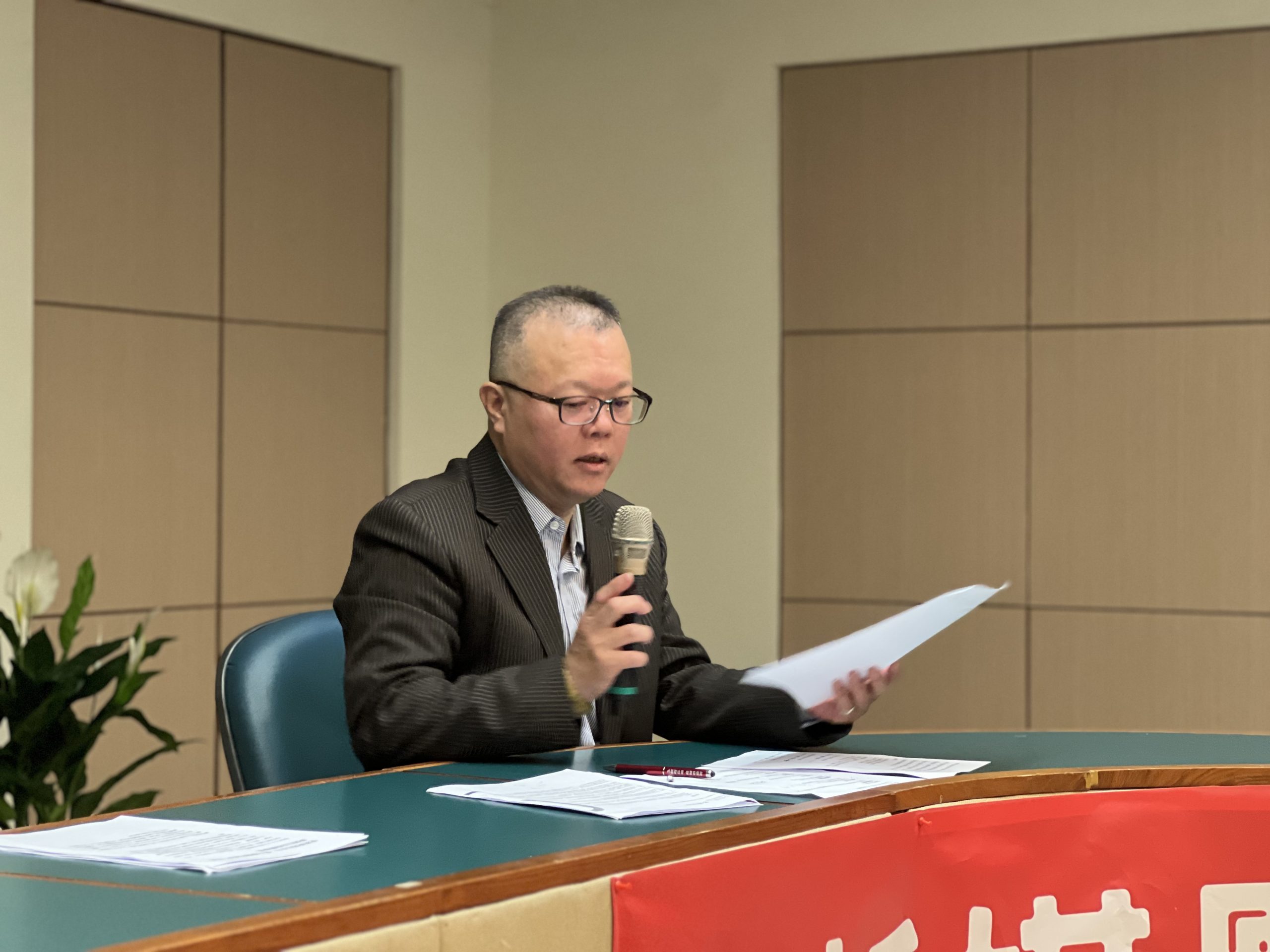 「亞洲時事學者論壇」由亞洲經濟通訊社總編輯張俊明擔任主持人。(記者楊國域翻攝)