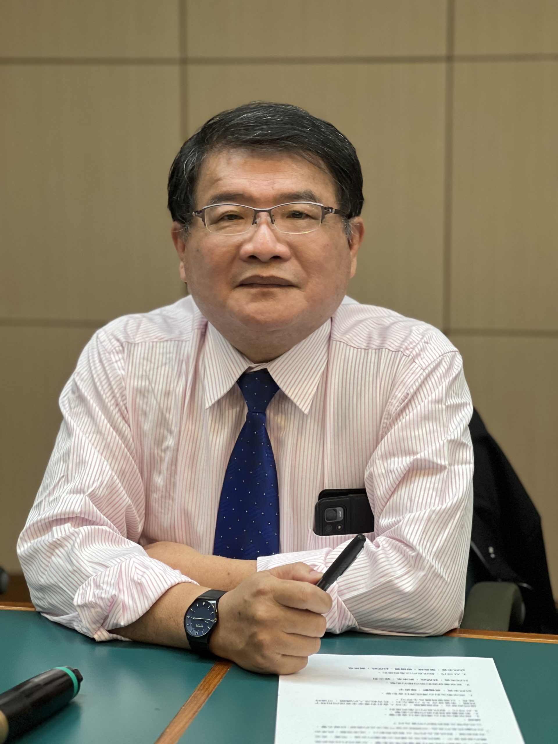 逢甲大學助理教授楊國聰在研討會中對比中西媒體。(記者楊國域翻攝)
