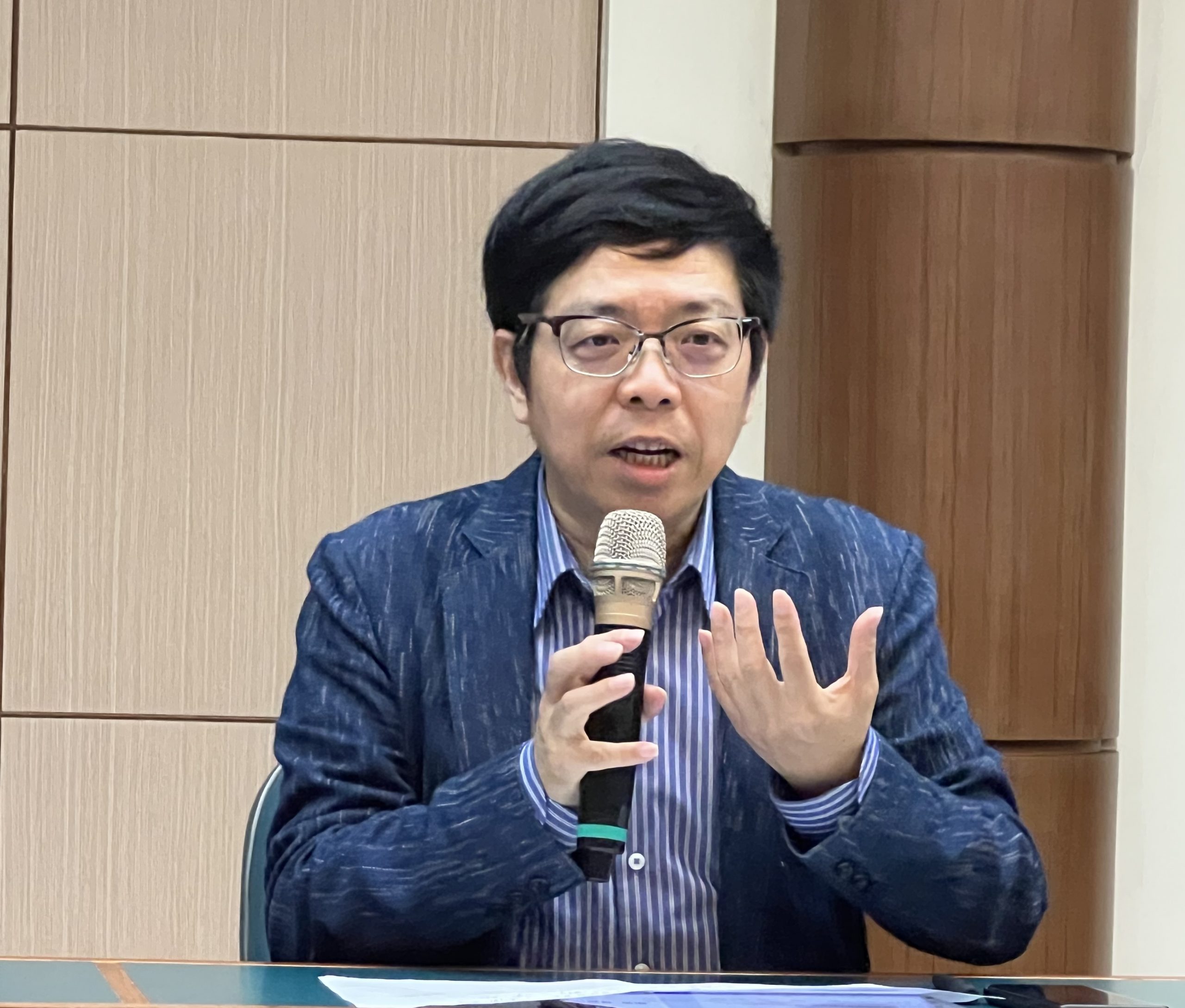 前年代與三立新聞特派員林閔政憂心「玩新聞」。(記者楊國域翻攝)