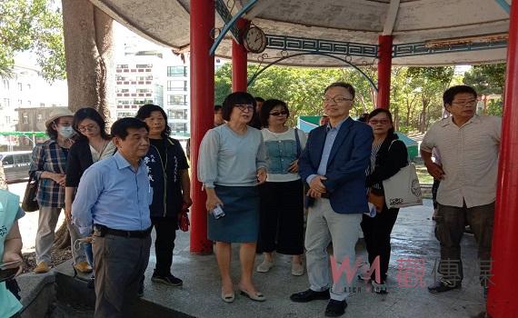 立委蘇治芬與衛福部部長薛瑞元視察虎尾鎮老人活動中心預定地 宣布前瞻基礎建設計劃審查通過
