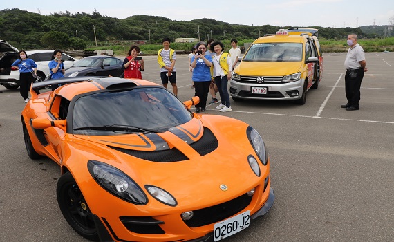 喜願協會助圓夢!罕病兒小樂喜搭蓮花跑車兜風