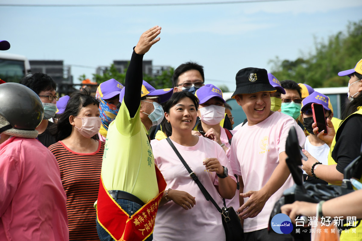 南瑤宮笨港進香回鑾進香主委在等待接駕前和接駕的信眾玩自拍。圖/彰化市公所提供