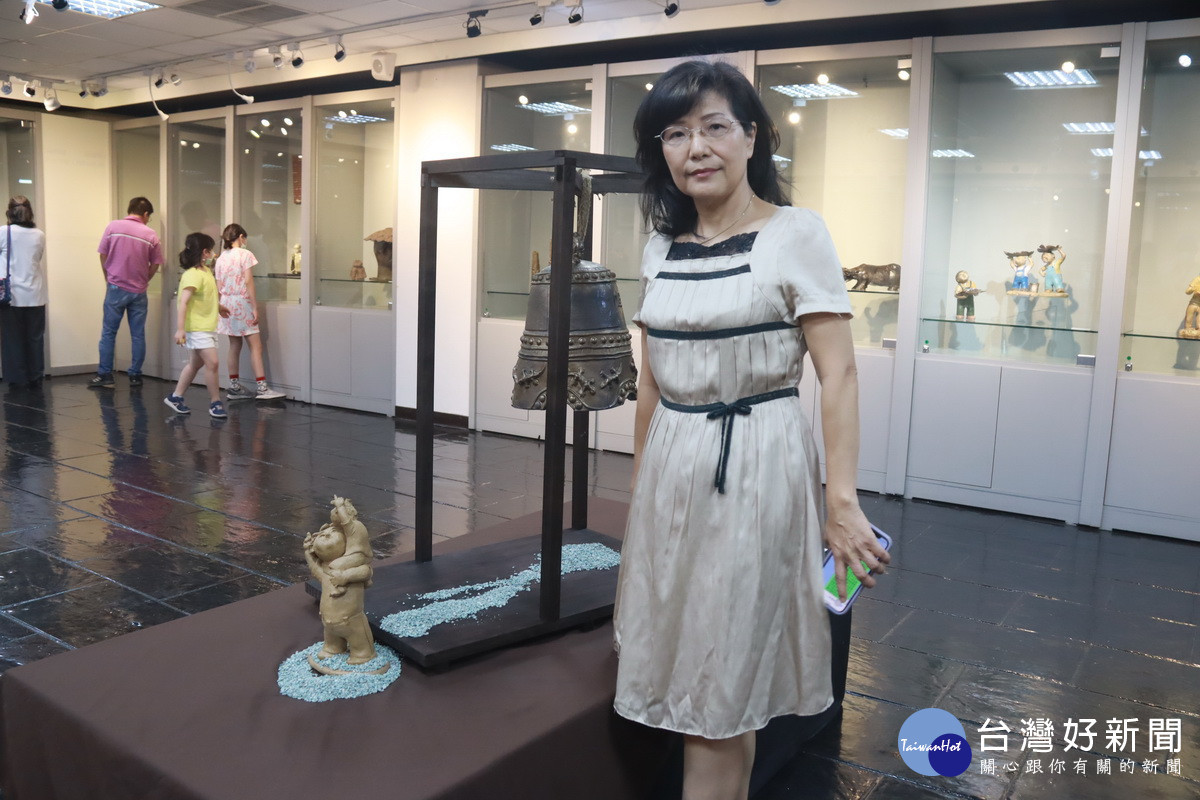 游麗君的叩鐘系列非常具鄉土風情。（記者扶小萍攝）