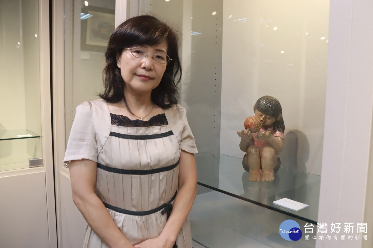 藉由對人的觀察創作唐氏症孩子的「許願」。(記者扶小萍攝)
