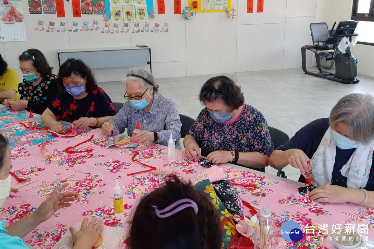 民安診所伯公照護站中,長者們參與客家文化活動花布彩繪。<br /><br />