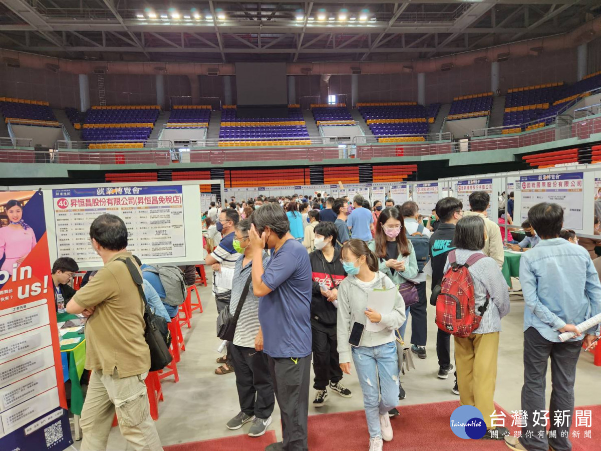 疫後人力缺工 屏東最大場就業博覽會吸引人潮