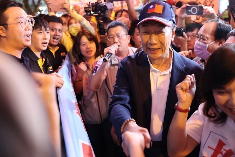 聯電榮譽副董事長宣明智傳將作東邀請國民黨立委和鴻海創辦人郭台銘(右2)餐敘,圖為郭台銘日前到訪高雄六合夜市。翻攝郭台銘臉書