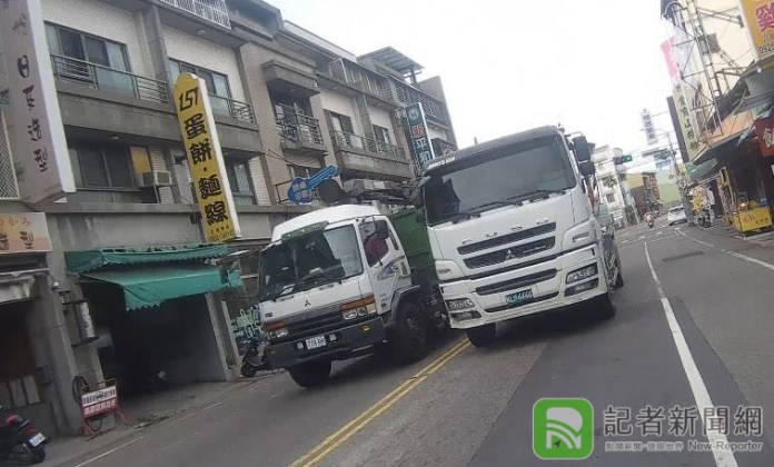 台中太平恐怖水泥車逆向橫行馬路 男子載五歲童險成輪下冤魂