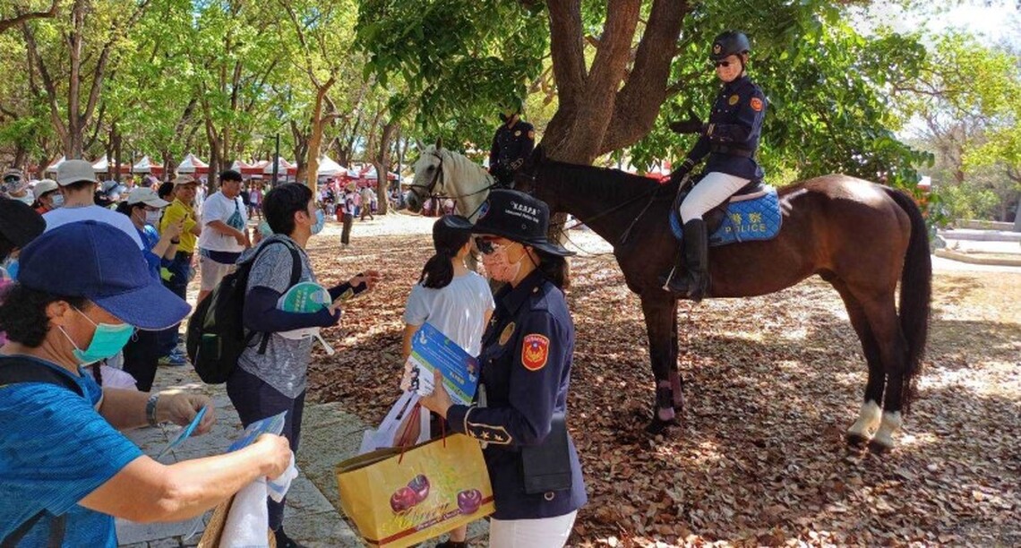 騎警隊與兄弟姊妹動起來 高市勞工局於楠梓都會公園盛大舉行健走活動