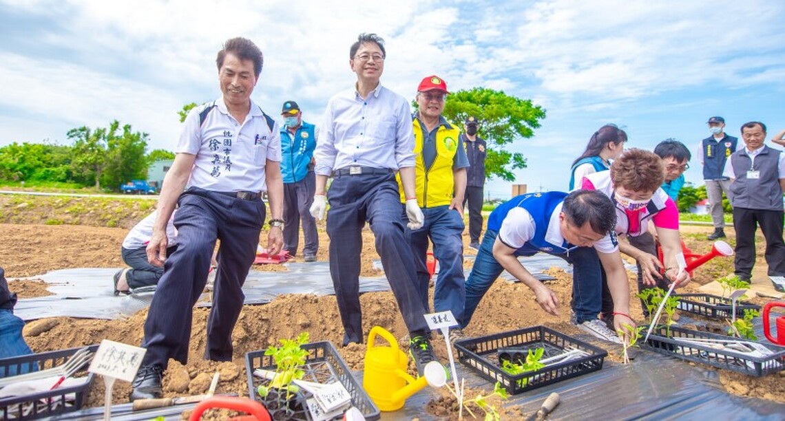 大園溪海休閒農業區西瓜節 張善政邀遊客種西瓜體驗農村樂