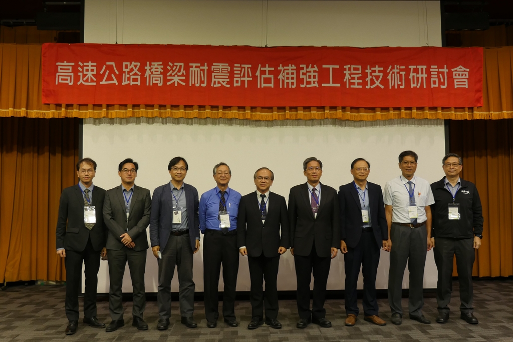 交通部政務次長陳彥伯(中)及與會貴賓合影（圖：交通部高公局）