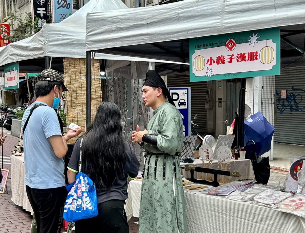 民眾與現場市集攤位互動遊逛