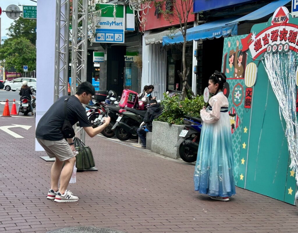 民眾參與艋舺復古著衣派對漢服體驗